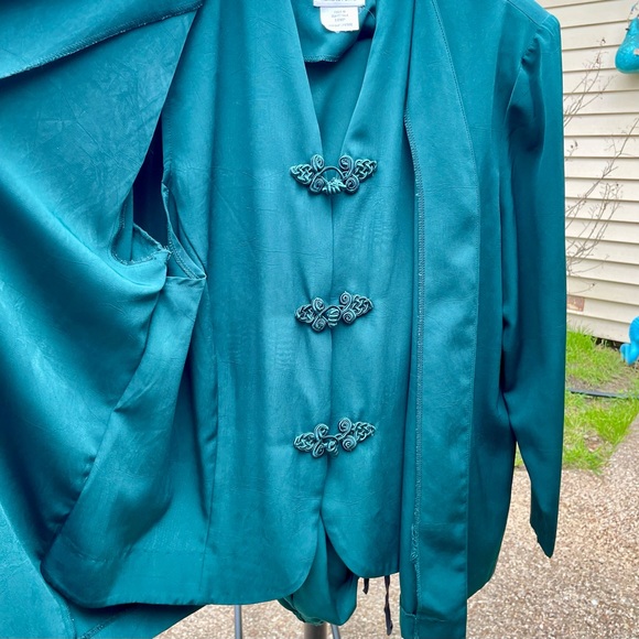 Beautiful emerald pantsuit, vest layer, unique closure. - Picture 2 of 5